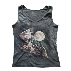 Call of the wild wolf howling at the moon tank